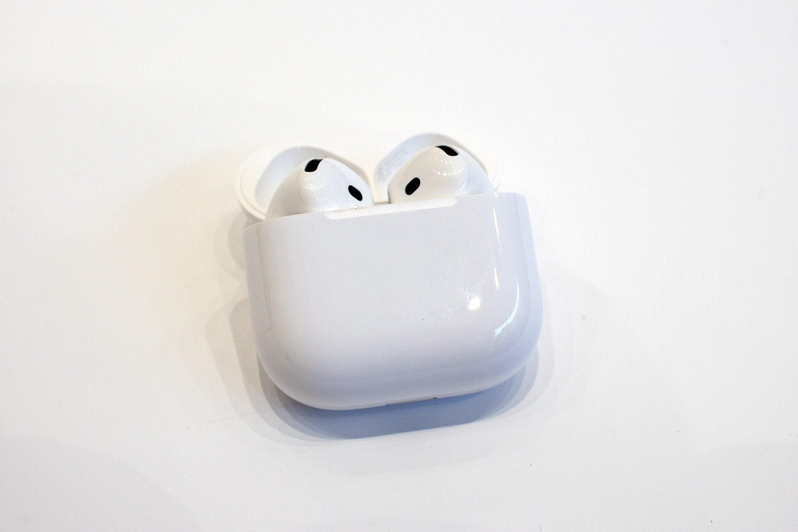 Apple AirPods 4 in case